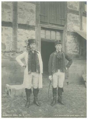 Portrait von zwei Männern in Tracht