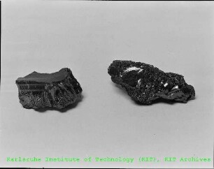 Zwei Bruchstücke einer Plutonium-Uran-Legierung der Firma Alpha Chemie und Metallurgie (ALKEM)