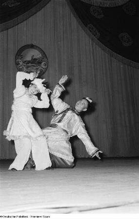 Auftritt eines mongolischen Gesangs- und Tanzensembles in der Kongresshalle