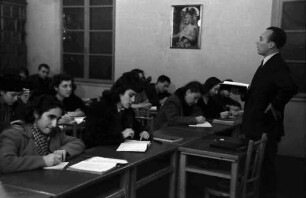 Bukarest: Deutsches Wissenschaftliches Institut, Schüler schreibend