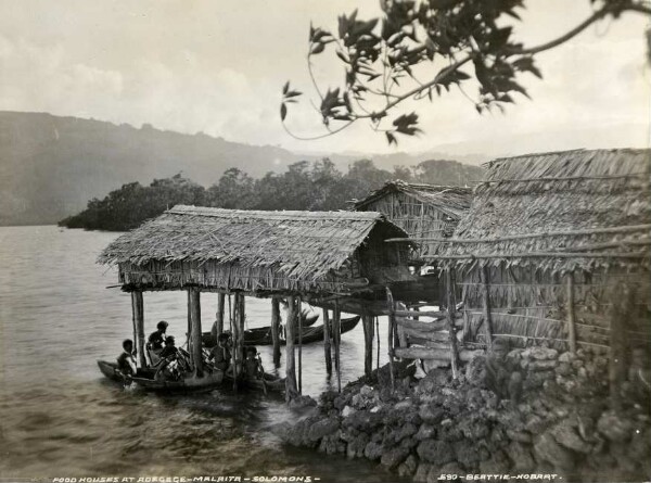 "Maisons de la nourriture sur Adégé, île artificielle au large de Nore fou, Malaita"