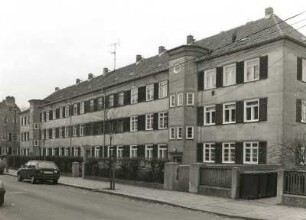 Dresden-Trachau. Wohnblock (Wohnsiedlung Bauverein Gartenheim e.G.m.b.H.), Böttgerstraße 35/33, um 1926/27; P. Beck. Straßenansicht mit Einfriedung