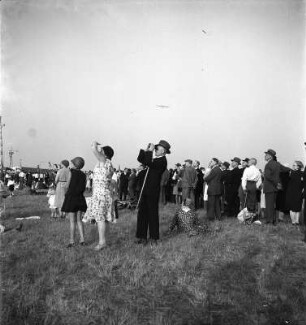 Berlin-Tempelhof. Flughafen. Deutsche Luftfestspiele 1930. Schaulustige am Rande des Flugfeldes