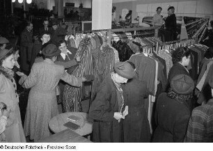 Besucher in der Abteilung für Bekleidung