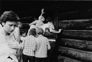 Besucher eines Dorfmuseums