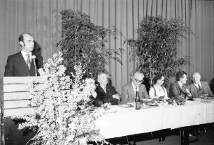 Offenburg: Präsidiumstisch