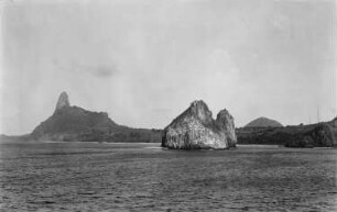 Fernando de Noronha. Blick von einem Passagierschiff auf die Inselgruppe