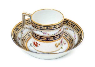 Tasse und Untertasse mit Blumendekor