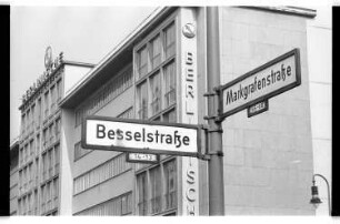 Kleinbildnegativ: Straßenschild, 1976