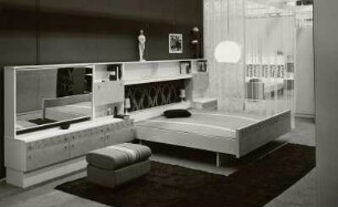 Doppelbett : Schlafzimmermöbel (1973; VEB Möbelkombinat Zeulenroda-Triebes (ZEUTRIE)). Ansicht mit Anbauwand und Doppelbett