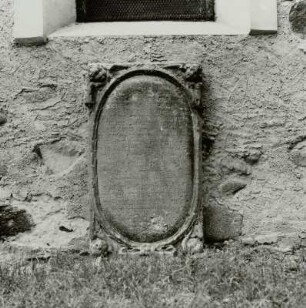 Grabstein eines Unbekannten : Hornow (Ortsteil der Stadt Spremberg). Grabstein eines Unbekannten. Dorfkirche St. Martin (13./14. Jahrhundert bis 1902)