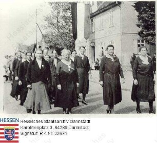 Nieder-Wöllstadt, 1934 Mai 1 (?) / Umzug der NS-Frauenschaft (Hausfrauenverein) durch die Dorfstraßen / Hauptstraße am Lindenplatz, am Gasthaus 'Zur Linde' / Gruppenaufnahme, 1. v. r.: sogen. 'Hitler-Mutter' Frieda Bechtold