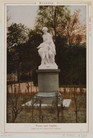 Die neoklassizistische Marmorgruppe "Venus schneidet Amor die Flügel" an der Bürgerwiese in Dresden, 1886 von Theodor Heinrich Bäumer
