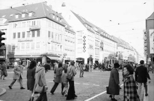 Freiburg: Fußgänger um den Bertoldsbrunnen