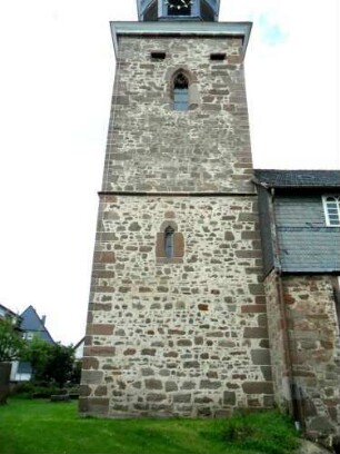 Evangelische Kirche - Kirchturm (neu erbaut Jahr 1506) von Süden mit Schießscharten (Büchsenscharten) im Glockengeschoß