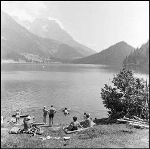 Hintersteiner See: Badegäste an kleiner Bucht, von oben