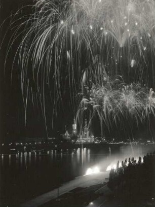 Dresden. Altstadt mit Feuerwerk. Blick vom rechten Ufer über die Elbe