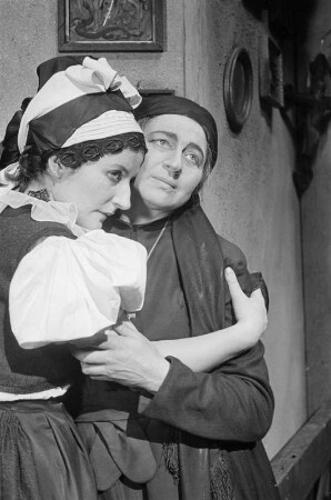 Szenenbilder aus der Oper "Jenufa" von Leos Janácek an der Deutschen Staatsoper Berlin, mit Christel Goltz und Erich Witte in den Hauptrollen : Szene mit Christel Goltz als Jenufa (links)