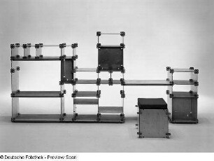 Hocker : Spielmöbelprogramm (1973; Hochschule für Kunst und Design Halle (Burg Giebichenstein)). Ansicht mit Regal mit Schreibplatte und Hocker