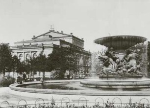 Dresden-Neustadt. Albertplatz mit Brunnen "Stille Wasser" (Bronze, Granit; 1893-1894; R. Diez, E. Giese, P. Weidner, Erzgießerei C. A. Bierling). Blick zum Albert-Theater