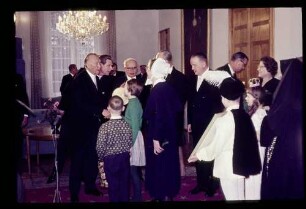 Kanzler m. Waisenkindern 5.1.63.