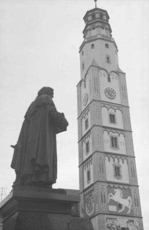 Lauingen: Schimmelturm in der Straße [am Marktplatz], mit Denkmal Albertus Magnus