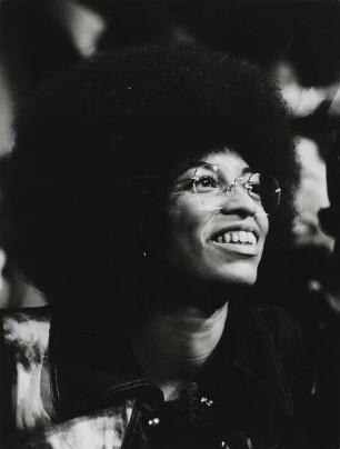 Angela Davis : Angela Davis auf der Bühne im Friedrichstadtpalast anlässlich der X. Weltfestspiele Berlin 1973