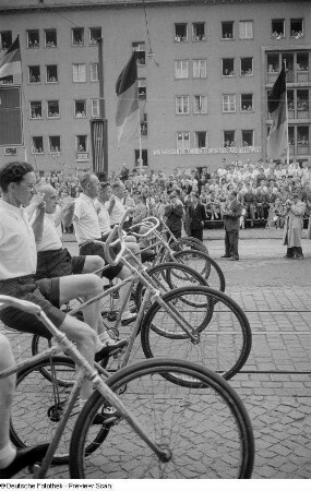 Kunstradfahrer während der Parade auf der Straße der III. Weltfestspiele (heutige Jahnallee)