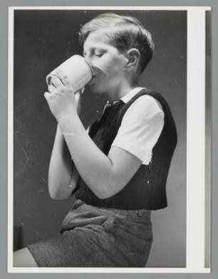 Portrait eines Jungen aus einer Tasse trinkend