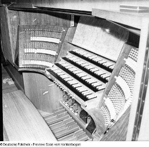 Kreuzkirche, Orgel, Spieltisch, Pfeifenwerk. Kreuzchor unter Leitung von Martin Flämig ab 1971. Hofkirche, Orgel von Silbermann, vollendet von Hildebrandt