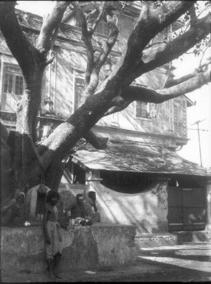 Bombay. Stadtteil Walkeshwar. Hindus an einer Brunnenanlage