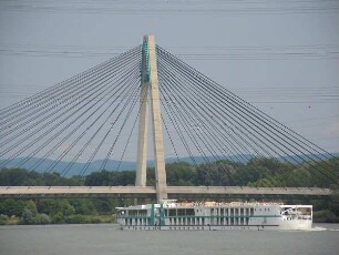 Tull - Donaubrücke und Kreuzfahrtschiff "Viktoria" : Eine moderne Straßenbrücke führt bei Tulln über die Donau, aufgenommen am 12. Juni 2011