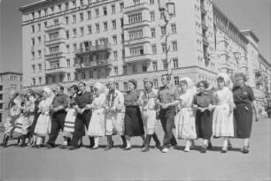 Sorbische Volkstanzgruppe zieht durch eine Stadt (Berlin?)