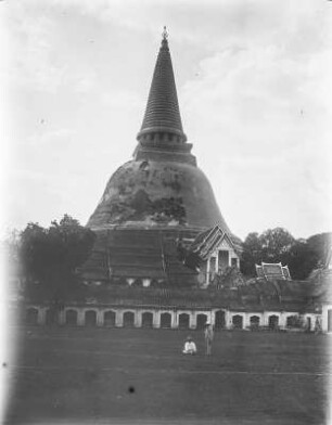 Stupa : Männer vor einer Stupa