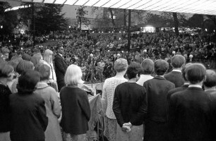 Auftritt eines Spiritual-Chors auf der Seebühne im Stadtgarten.
