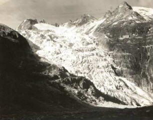 Schweiz. Urner Alpen. Rhonegletscher mit Gletscherbruch und Gletscherzunge, rechts Klein Furkahorn (3026 m), darunter Hotel "Belvedere" an der Furkapaßstraße