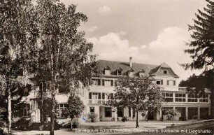 Postkartenalbum mit Motiven von Karlsruhe. "Sanatorium Friedrichshöhe, Oberachern. Südseite mit Liegehalle"