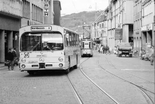 Freiburg: Kaiser-Joseph-Straße in der Fußgängerzone mit Omnibus und Straßenbahn