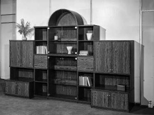 Anbauwand : Berlin. VEB Möbelkombinat Berlin (MKB). Hausmesse, 1986. Anbauwand. Holz, folienbeschichtet in Eichenholzoptik, rustikal (1986; VEB Möbelkombinat Berlin (MKB))