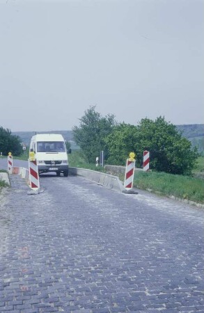 Verkehrsbeschränkende Beschilderung auf Brücken