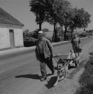 Rambin. Familie mit Bollerwagen