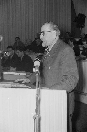 Wilhelm Koenen spricht anlässlich des III. Bundeskongresses der Domowina in Bautzen : Wilhelm Koenen rěči na III. Zwjazkowym kongresu Domowiny w Budyšinje : Bautzen / Budyšin
