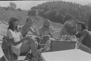 Čičmany. Akt-Pleinair 1980. Eva Mahn, Peter Söllner, Volkhard Wilhelm, Roger Rössing (vorn) und Claus Baumann während einer Besprechung