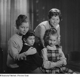 Gruppenporträt von vier Geschwistern