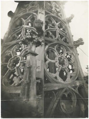 Frauenkirche, Esslingen: Südliches und südöstliches Feld des Helmfußes