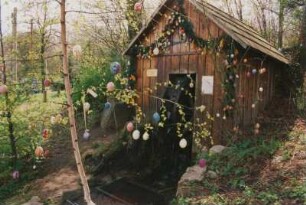 Kleine Wassermühle bei Heidenau (1992 Wiederaufbau), Ansicht mit Ostergirlande. April 1998