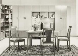 Eßtisch (Modell T 318/2) mit vier Stühlen (Stuhl mit gepolsterter Sitzfläche und Rückenlehne (Modell N 50)) (1980; VEB Vereinigte Sitzmöbelindustrie Neuhausen)