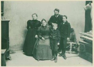 Gruppenbildnis Margarete, Hulda, Walter, Heinrich und Hans Zille im Atelier von August Gaul, vermutlich Siegmundshof 11