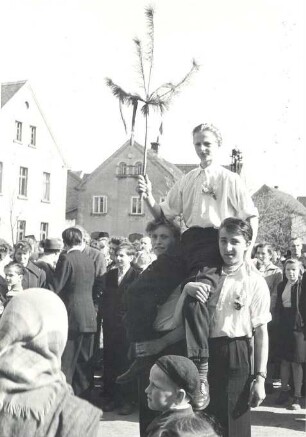 Maibaumwerfen in Radibor : Ort: Radwor / Radibor. Maibaumwerfen, der Maikönig wird von seinen Freunden durch das Dorf getragen