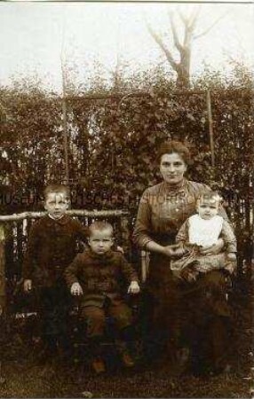 Mutter mit Kindern